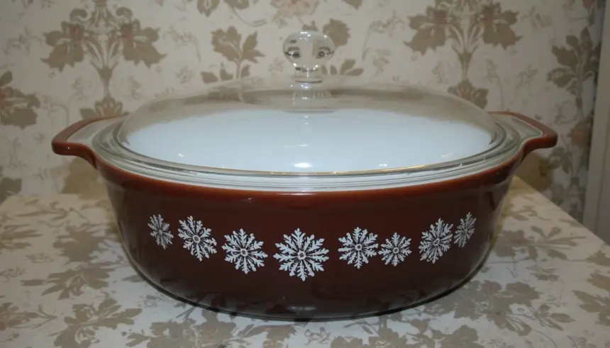 Pyrex Snowflake Casserole With Lid